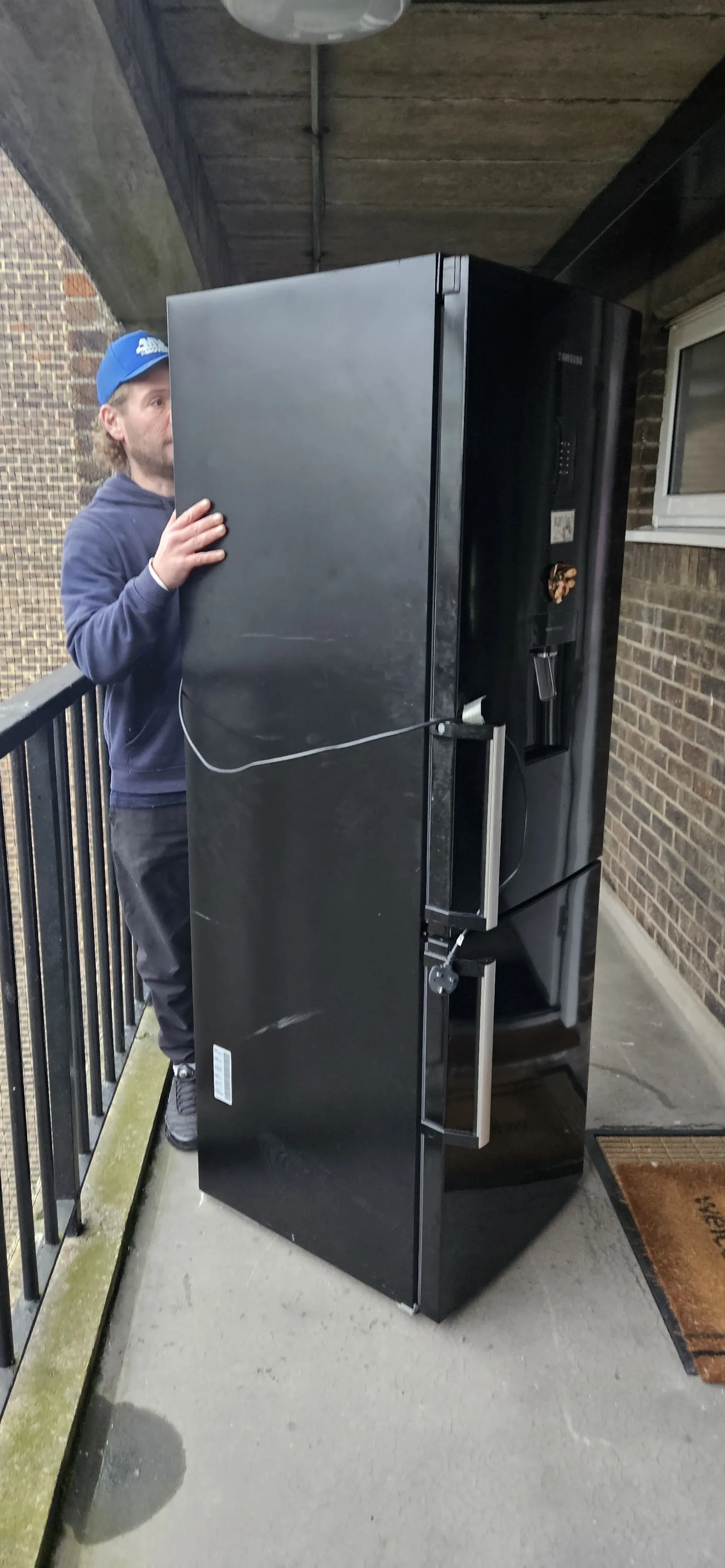 Fridge, stairs – American fridge on a narrow staircase – MV Movers