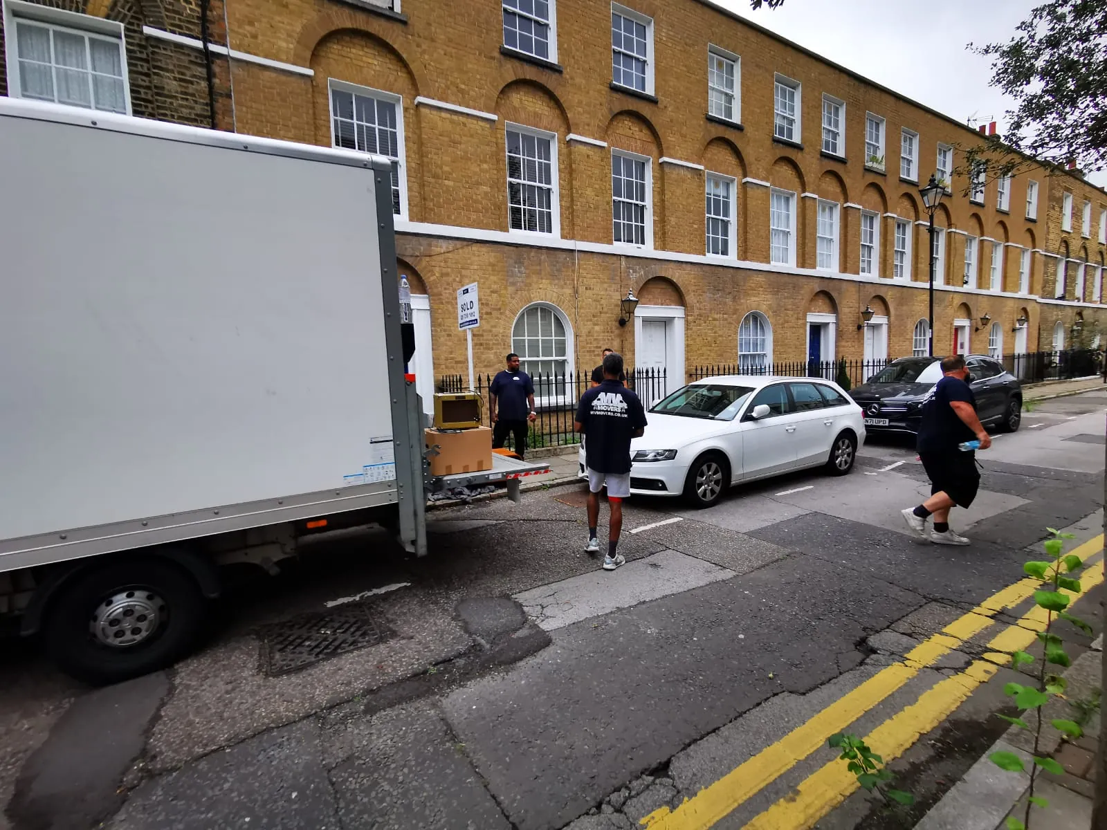 Georgian terrace – Loading on a London street – MV Movers