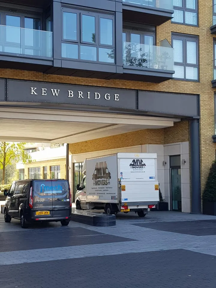 Kew Bridge – Delivery to a riverside development – MV Movers